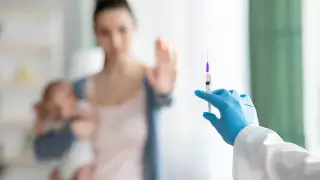 "Вакцина алмағандардан баласын алып қояды". Білім министрлігі қауесетке жауап берді