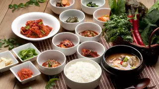 "Гуджолпан", "тткоккальби" және "пибимпаб". Кореялық аспаз Нұр-Сұлтанда шеберлік сағатын өткізді