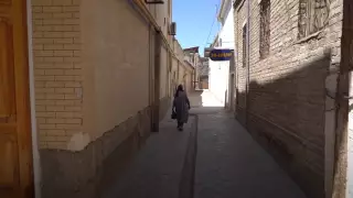 Бұхаралық кейуана қазақстандық туристерге батасын берді