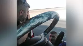 "Бесінші рет тоқтатып тұр". Қазнетте Түркиядан келген жүк көлігі жүргізушісінің видеосы талқыланып жатыр