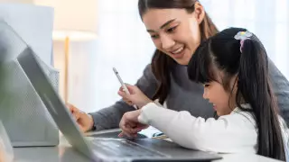 Тоқаев жалғызбасты ата-аналарға қашықтан жұмыс істеуді заңдастыруды ұсынды