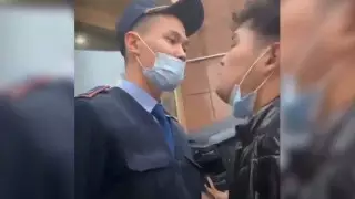 Алматы метросында жолаушыларға пранк жасаған үш жігіт жазаланды