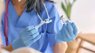 Дәрігерлер ревакцинациядан бас тартқаны үшін жұмыстан шығарыла ма?