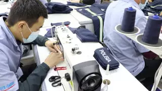 Қазақстан полицейлеріне тұтқындардың форма тігу барысы көрсетілді