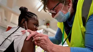 Pfizer мәлімдемесі: Вакцина жасөспірімдерге 100 пайыз тиімді