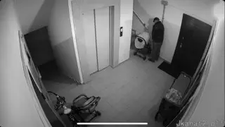 Алматыда тұрғын үйлердің біріндегі ер адамның әрекеті жұрттың ашуын келтірді