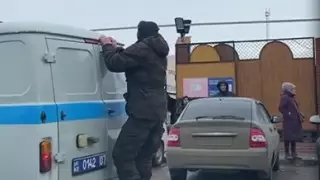 Оралда полиция көлігіне мінгескен тұрғынның әдепсіз қылығы видеоға түсірілді