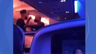 Ұшақта жолаушының бортсерікке шабуыл жасағаны видеоға түсірілді