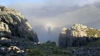 Турист сирек кездесетін табиғи құбылысты таулардағы елес түрінде түсірді