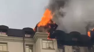 Ақтауда көпқабатты жаңа тұрғын үйдің шатыры өртеніп жатыр