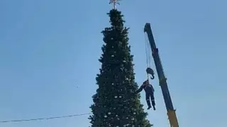 Кранда ілініп, шырша безендірген жұмысшы жазалануы мүмкін