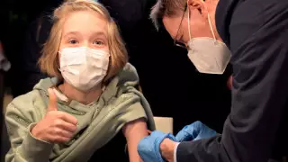 Дәрігер вакциналанған адамдарда омикрон штамының белгісі қандай болатынын айтты