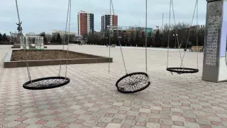 Ақтауда 2,5 миллион теңгеге орнатылған жаңа әткеншекті бұзақылар қиратып кетті