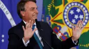 Коронавирусты "болмашы тұмау" деген Бразилия президенті қызына екпе салдыруға қарсы шықты