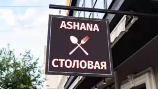 Маңдайша мен мәзір қазақ тілінде: Тоқаев жаңа заңға қол қойды