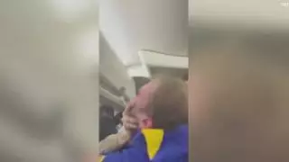 Ұшақта екі жолаушының бетперде үшін төбелесі видео түсіп қалды