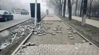 Алматыда аялдамалар мен қоршаулар, жаяу жол төсеніштері жөнделіп жатыр