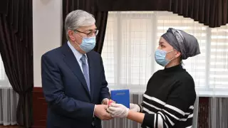 "Сөз беремін". Тоқаев қауіпсіздік қызметінің қайтыс болған өкілдерінің отбасыларымен кездесті