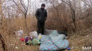 Ресей азаматы Ақтауда қамыс арасында өмір сүріп жатыр