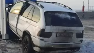 Қарағандыда BMW жеңіл көлікпен соқтығысып, жанармай құю бекетіне бұзып кірді