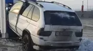 Қарағандыда BMW жеңіл көлікпен соқтығысып, жанармай құю бекетіне бұзып кірді