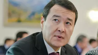 Премьер-министр Смайылов "Қазақстан халқына" қорына бір күндік жалақысын аударды