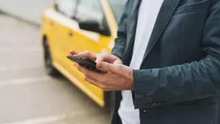 Италияда такси жүргізушісі туристі соққыға жықты