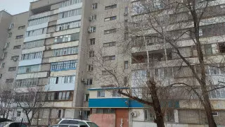 Павлодарда мектеп оқушылары тұрғын үй терезесіне оқ жаудырған