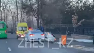 Алматыда көлік ағашқа соғылып, жүргізуші қаза болды