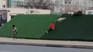 Ақтаудағы 15 миллион теңгенің "Гүл алаңы" балаларға арналған төбешікке айналды