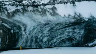 Туристер Алматы маңындағы Богданович мұздығында ақша жинайтындарға шағымданды