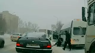 Оралда автобус жүргізушілерінің төбелесі видеоға түсіп қалған