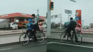Қызылордада балаларын велосипедпен тасып жүрген әкеге көлік әперуге ақша жиналып жатыр