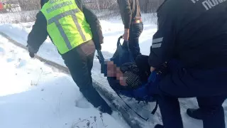 Семей тұрғыны жанып жатқан үйден туысын құтқарды