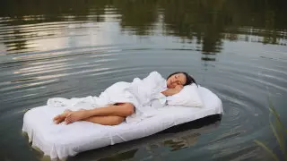 Әйел адам үрмелі матраспен көлде екі күн жүзген