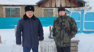 Қостанайлық полицей 8 минут ішінде ер адамды мұз қатқан құдықтан шығарып алды