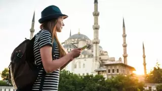 Түркияда ер адамның ресейлік туриске шабуыл жасағаны видеоға түсіп қалды