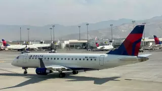 Жолаушы қастандық теориясын дәлелдеуге тырысып, ұшақ есігін ашты