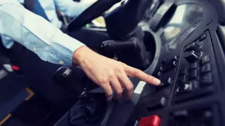 Қарағандыда жалған куәлікпен жолаушылар автобусын жүргізген ер адам ұсталды