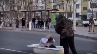 Ақтауда жол ортасында шомылғандар ұсталды