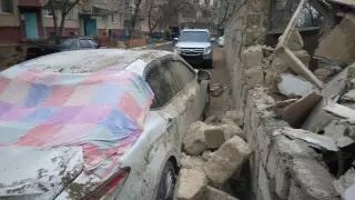 Ақтауда қатты желден көліктер қирап, көпқабатты үйдің қасбеті құлады