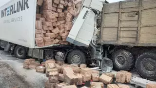 БҚО-да жүк көліктері соқтығысып, екі жүргізуші қаза болды