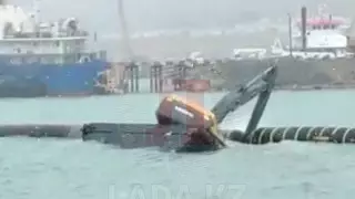 Каспийге экскаватор құлаған сәт видеоға түсіп қалған