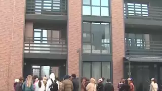 "Мұнда тұруға қорқады". Алматыда тұрғындар көпқабатты үй маңындағы құрылысқа шағымданды