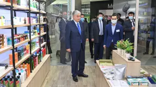 Тоқаев қаңтар айындағы тәртіпсіздіктер кезінде зардап шеккен сауда үйіне келді