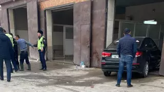 "Қызметкерді қағып кетті". Маңғыстауда жүргізуші көлік жуу орнына соқтығысқан