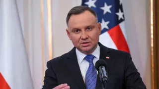 Байденмен кездесуге шыққан Польша президентінің ұшағы апатты жағдайда қонды