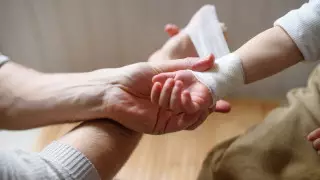 Керосин шашып, өртеп жіберген: дәрігерлер үш жасар баланың жағдайын айтты