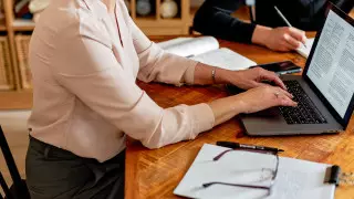 "900 мың теңгеге дейін". Қазақстанда қандай қосымша жұмыстар бар?