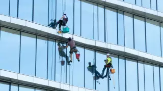 Алматыда терезе жуып жүрген жұмысшы жоғары қабаттан құлап қаза тапты